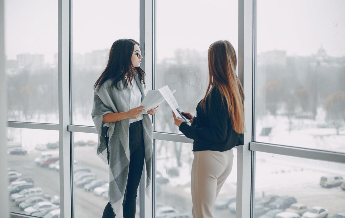 businesswomen-office_1157-5424_Astech | Da bomo tudi pozimi ostali zdravi, je temperaturno udobje v zaprtih prostorih ključnega pomena. | Foto Freepik / Astech d.o.o.