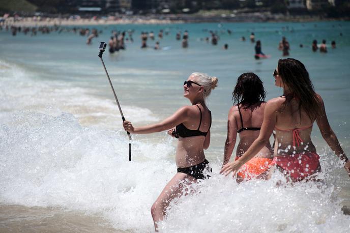 selfi, ženske, plaža | Z objavo na družbenih omrežjih razkrijete svojo lokacijo in dejstvo, da vas dalj časa ne bo doma. | Foto Reuters