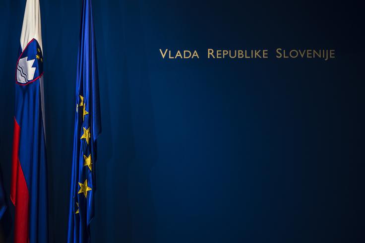 Vlada po presoji ustavnih sodnikov ne more biti enaka drugim organizatorjem kampanje, saj jo zavezuje dolžnost, da volivce o vsebini referenduma informira celovito. Predstaviti mora argumente obeh strani, in samo v tem primeru lahko porablja proračunska sredstva. | Foto: Klemen Korenjak
