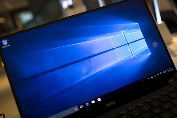 Microsoftov operacijski sistem Windows 10 (pravzaprav tudi vsi njegovi predhodniki) periodično ponuja nujne nadgradnje in popravke kot tudi opcijske komponente. Kdor pa ne želi počakati uradne objave, lahko tudi sam požene iskanje razpoložljivih popravkov in nadgradenj. | Foto: Reuters