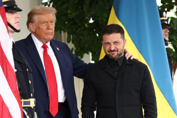 Zelenski in Trump v Beli hiši | Ukrajinski predsednik Volodimir Zelenski je v Belo hišo prispel oblečen v bolj formalna oblačila kot v običajna vojaška. | Foto Reuters