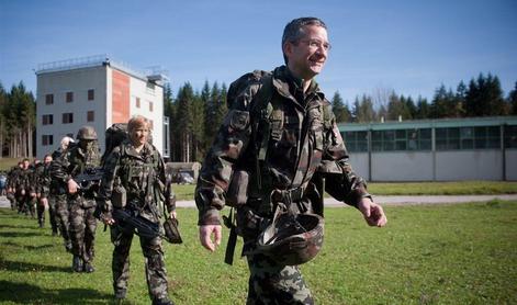V Azijo odhaja 16 Slovencev v vojaških uniformah