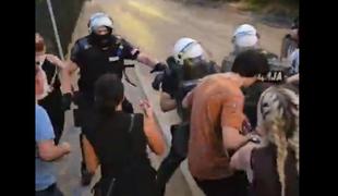 Vučićev teror ne pojenja. Šešelj protestnikom grozi z "zemunskimi četniki".