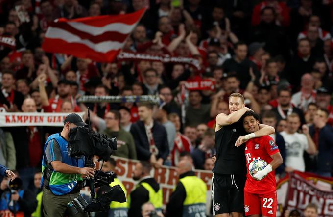 Veselje vratarja Manuela Neuerja, štirikratnega strelca Sergeja Gnabryja in navijačev Bayerna | Foto: Reuters