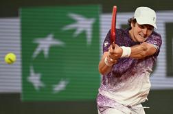 Navduševal na OP Francije, na travi v Halleju že izpadel