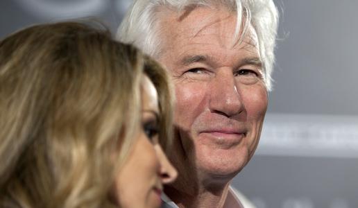 Richard Gere z družino zapušča ZDA