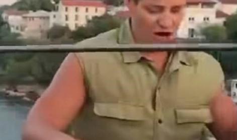 To je moški, ki so ga prebivalci Mostarja brutalno pretepli #video