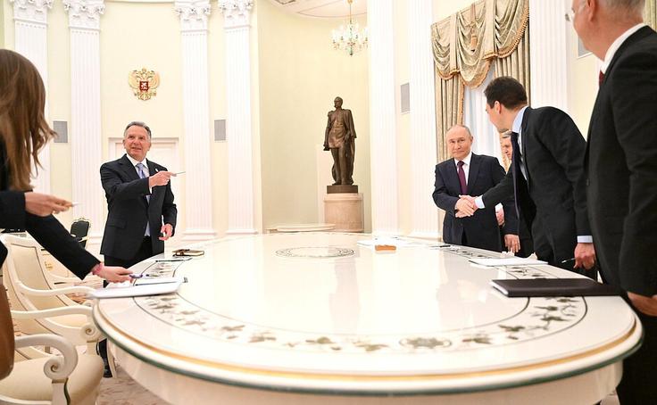 Srečanje ruske in ameriške delegacije v Moskvi, 25. april 2025: obraza tolmačke (skrajno levo), ki je bila dodeljena Witkoffu, na uradnih fotografijah, ki jih je izdal Kremelj, tako rekoč ni mogoče videti.  | Foto: Reuters