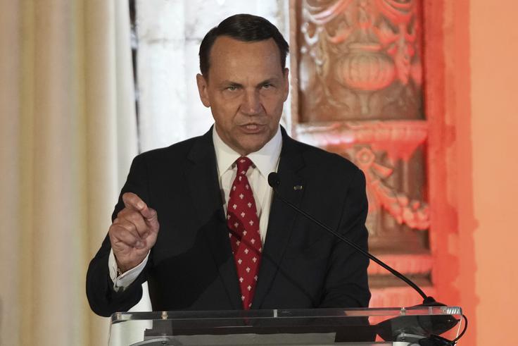 Sikorski je prepričan, da so zadnja trenja med Poljsko in Ukrajino zaradi dogodkov med drugo svetovno vojno voda na mlin Rusiji. Prepričan je tudi, da morajo biti Poljaki in Ukrajinci zaradi ruske grožnje zavezniki. | Foto: Guliverimage