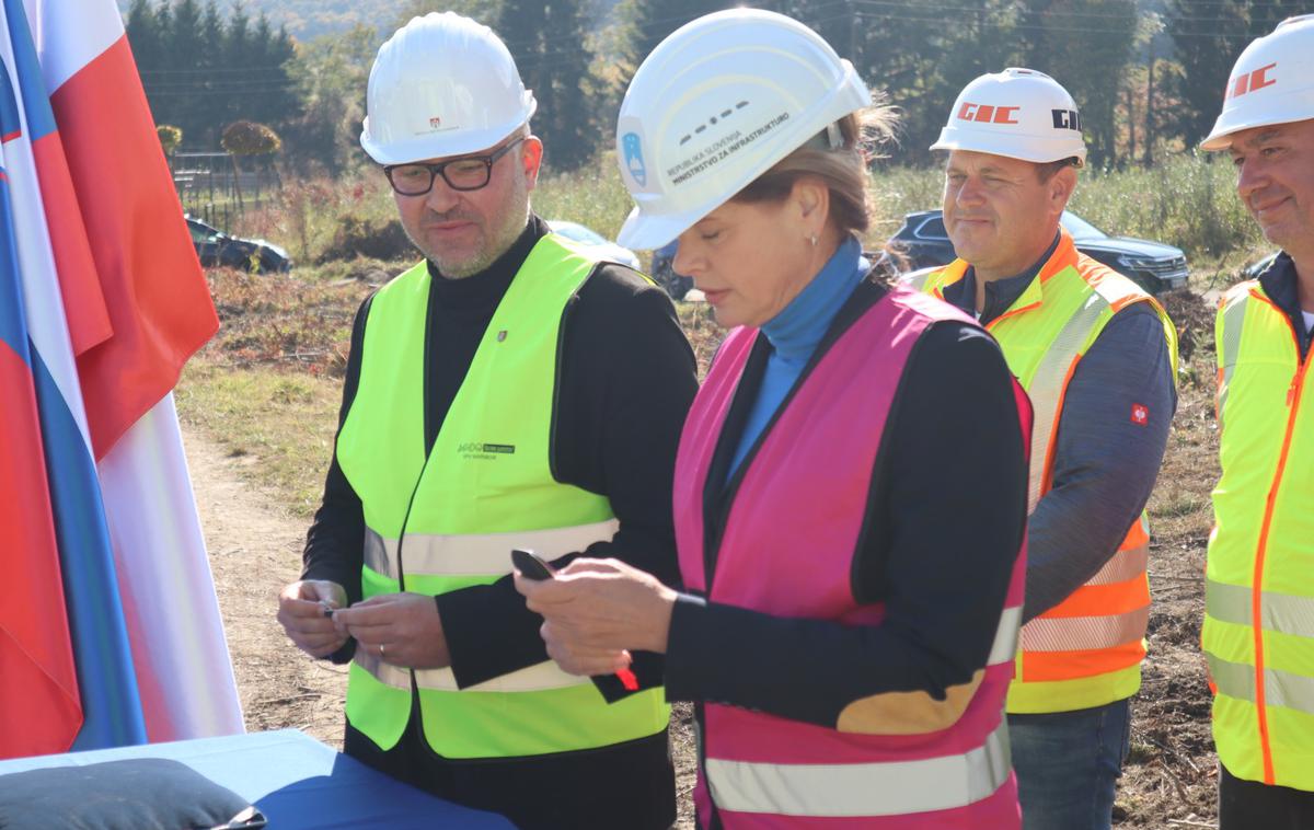 Maribor, gradbišče zahodne obvoznice, Alenka Bratušek | Bratušek je ob tem, ko je delavcem predala ključe bagra, povedala, da se po letih priprav projekt končno začenja: "Po dolgih letih, da ne bom rekla kar desetletjih, se bo tudi dejansko tukaj v naravi začela graditi zahodna obvoznica Maribor. Gre za pomembno obvoznico, razdeljeno v tri etape. Danes začenjamo prvo oziroma prvi del prve etape." | Foto Vida Toš/STA