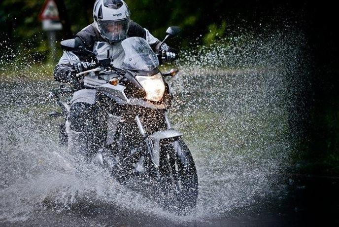 V dežju z motociklom predvsem previdno