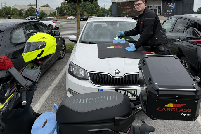 Serviser se do vašega avtomobila pripelje kar z električnim skuterjem