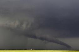 Tornado na Kitajskem zahteval šest življenj in poškodoval 190 ljudi