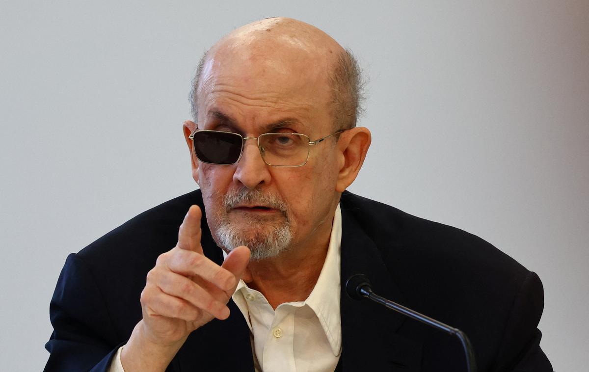 Salman Rushdie | Pisatelj Salman Rushdie je bil pred dvema letoma tarča načrtnega napada mladega islamskega skrajneža. Zaradi napada je izgubil desno oko. | Foto Reuters
