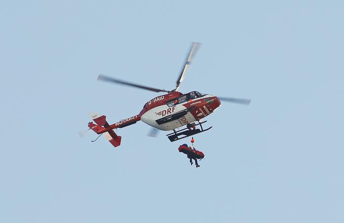 Nesrečnega Američana Stevena Nymana so s helikopterjem odpeljali v bolnišnico. | Foto: Reuters