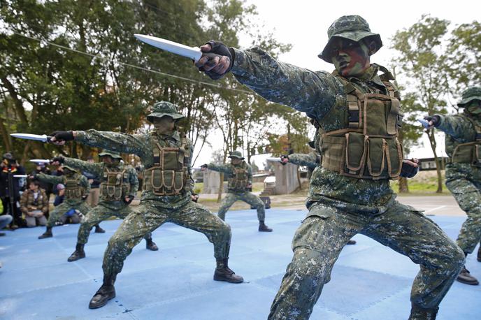 Tajvanska vojska | Kitajska vse bolj napenja svoje vojaške mišice in grozi Tajvanu. Ta se zaradi tega vse bolj oborožuje. Na fotografiji: urjenje tajvanskih marincev. | Foto Guliverimage