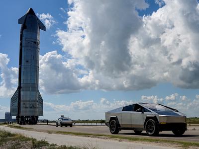 Združitev Tesle in SpaceX? Musk vidi velik potencial, analitiki pričakujejo dogovor