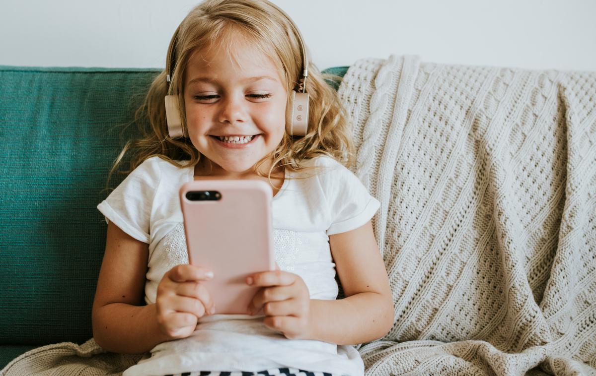 Otroci, pametni telefon | Foto Shutterstock