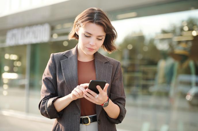 ženska, dekle, telefon, posel, kariera | Foto Shutterstock