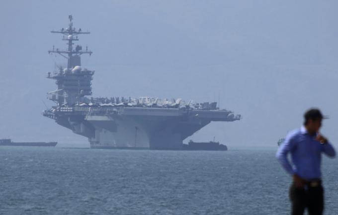 Letalonosilka USS Carl Vinson je tretja v seriji supertežkih letalonosilk razreda Nimitz, ki jih poganjajo jedrski reaktorji. Pluje že od leta 1983, poimenovana pa je po nekdanjem kongresniku ZDA Carlu Vinsonu, ki velja za očeta sodobne mornarice ZDA.  | Foto: AP / Guliverimage