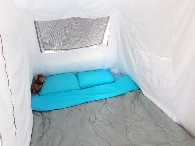 Zvečer se zaradi velikih oken vse skupaj hitro prezrači in ohladi, tako da je spanje v objemu belih bombažnih sten spalnic, ki se jih da tudi sneti in oprati, zelo prijetno in varno pred komarji. | Foto: Klemen Korenjak