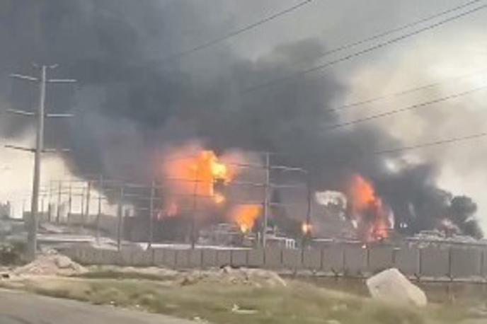 South Pars thumb | Napad je sledil grožnji Irana s povračilnimi napadi na energetsko infrastrukturo v regiji, potem ko sta Izrael in ZDA zadela iranski petrokemični kompleks na plinskem polju South Pars (na fotografiji). Predsednik države Masud Pezeškian je v odzivu opozoril na neobvladljive posledice tovrstnih napadov, ki bi lahko vplivale na ves svet. | Foto X/posnetek zaslona