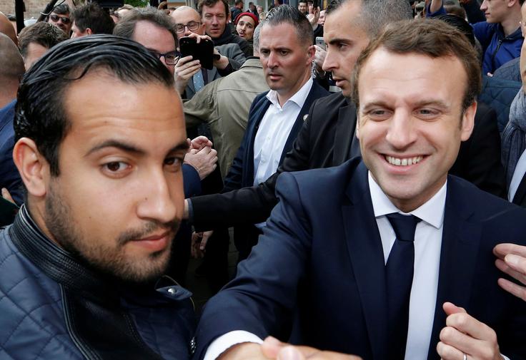 Alexandre Benalla (levo) je med predsedniško kampanjo delal kot varnostnik francoskega predsednika Emmanuela Macrona (desno). | Foto: Reuters