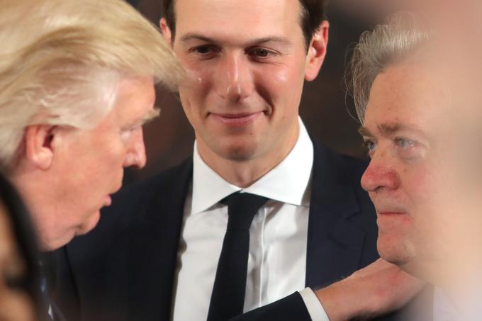Morda je Bannon z odličnim vodenjem kampanje Trumpa pripeljal v Belo hišo, ampak v povolilnih igrah moči v Beli hiši so ga nasprotniki z lahkoto ugnali v kozji rog.  | Foto: Reuters