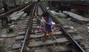 V iztirjenju vlaka v Indiji najmanj deset mrtvih