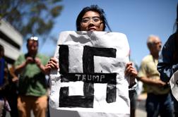 Donalda Trumpa v Kaliforniji pričakali protestniki, plaziti se je moral skozi ograjo (video)