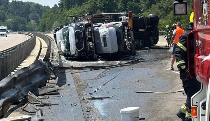 Drama na avtocesti: požar na tovornjaku, cesta zaprta skoraj devet ur #foto #video