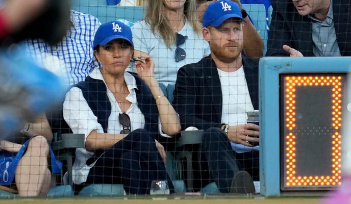 Kralj Karel Harryju in Meghan po vrnitvi na Otok poslal jasno sporočilo