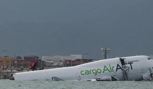 Tovorno letalo ob pristanku padlo v morje #video