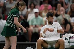 Nepričakovan prizor v Wimbledonu: pobiralka žogic se je ustrašila Đokovićeve šale #video