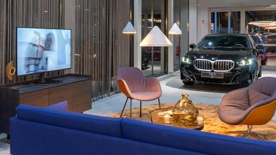 Imeti avtomobil v dnevni sobi? V Ljubljani lahko dobite tak vtis. #foto