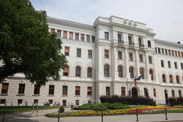Na vrhovnem sodišču pojasnjujejo, da sodniki nimajo konkretnih navodil glede uporabe družbenih omrežij. | Foto: Tina Deu