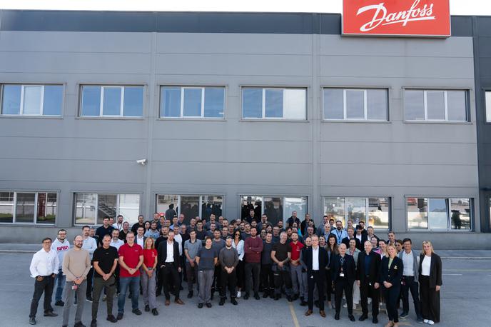 Danfoss Trata | Zaposleni iz Kamnika in Ljubljane so se ob obletnici pridružili vodstvu podjetja Danfoss, ki je ob tej priložnosti počastilo tudi 12 zaposlenih, ki delajo v kamniški enoti že od njenega odprtja. | Foto Ronja Matijevec Jerman