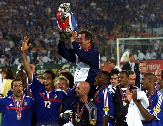 Leta 2000 je Thierry Henry (št. 12) pomagal Franciji še do evropskega naslova. | Foto: Reuters