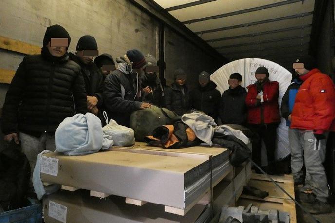 Na mejnem prehodu Gruškovje so v sredo med kontrolo tovornega vozila srbske registracije v nakladalnem prostoru odkrili 14 tujcev. | Foto STA