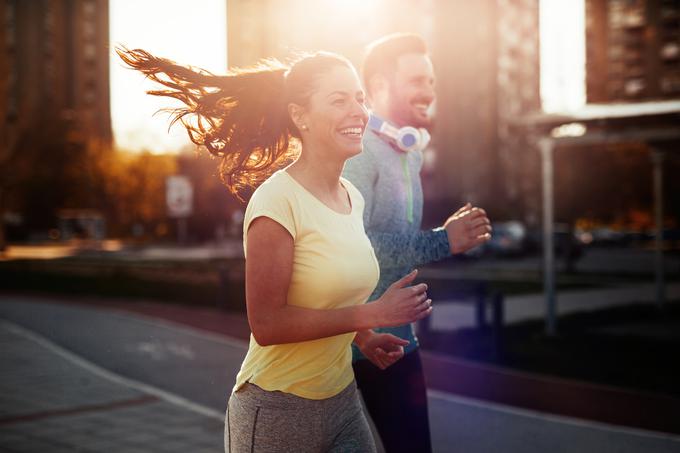 Če tečemo v družbi, so tekaški treningi lahko bolj zabavni. | Foto: Getty Images