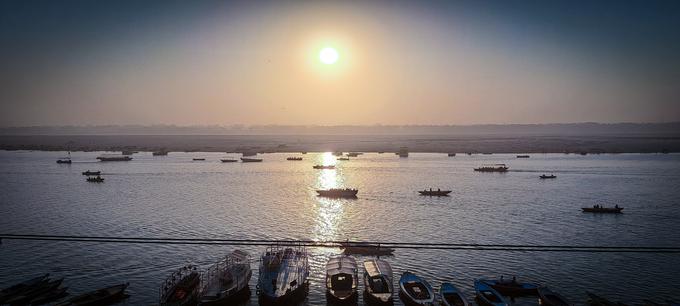 Sončni vzhod ob reki Ganges v Varanasiju | Foto: K. M.