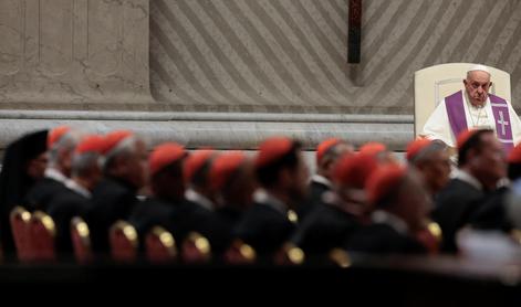 Papež ob odprtju sinode pozval k dialogu