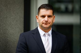 "Razrešeni predsednik zveze noče oditi, novi zavrnil izvensodno poravnavo"