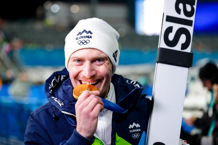 Na obeh skakalnicah v Predazzu se je lovil, domov pa vseeno odhaja z zlato olimpijsko medaljo. | Foto: Aleš Fevžer