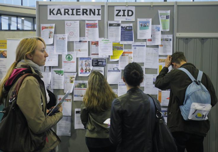 Dogovorjena urna postavka je lahko tudi višja, ne sme pa biti nižja od veljavnega minimuma. | Foto: Daniel Novakovič/STA