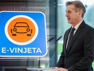 Anketa: Javnost podpira vladno odločitev o podaljšanju veljavnosti vinjet