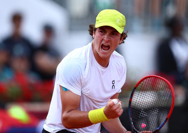 18-letni brazilski teniški up Joao Fonseca je v krstnem nastopu na pariškem pesku nadigral 30. nosilca. | Foto: Reuters