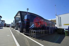 Formula 1 osebno - dan z mehaniki v Renaultovi garaži