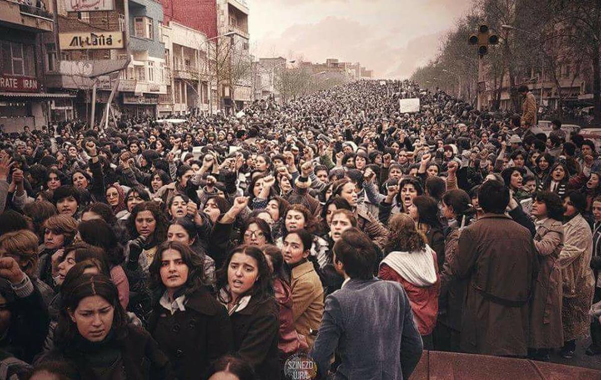 Protest žensk v Iranu marca 1979 | Marca 1979 so številne Iranke prvič množično protestirale proti uvedbi strogih pravil glede oblačenja (na fotografiji je protest v Teheranu), ki so med drugim zapovedale nošenje naglavnega pokrivala, znanega kot hidžab. | Foto Wikimedia Commons