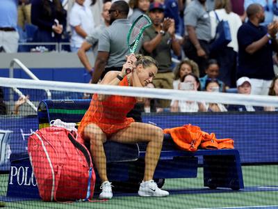 Ribakini poslastica in prvi naslov na OP ZDA, Sabalenka jezo spravila nad lopar #video